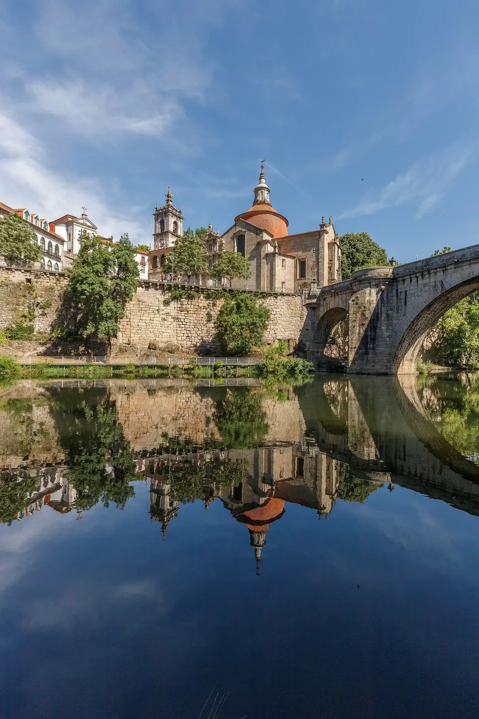 Brücke von São Gonçalo und Kloster, gespiegelt im Tâmega