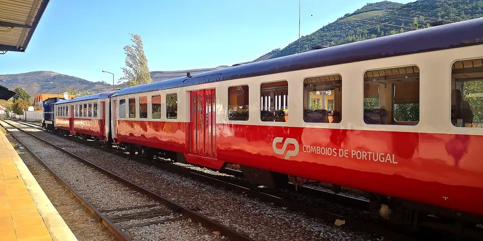 Ein Regionalzug der CP am Bahnhof Pinhão