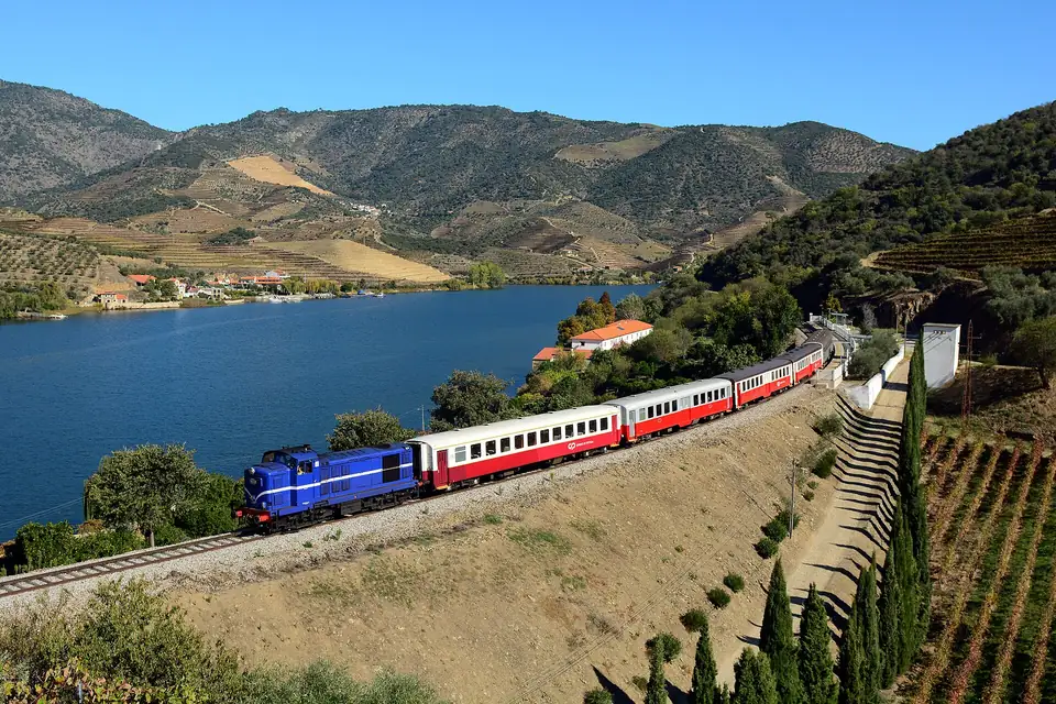 Ein InterRegional mit Diesellok auf einer Brücke am Douro