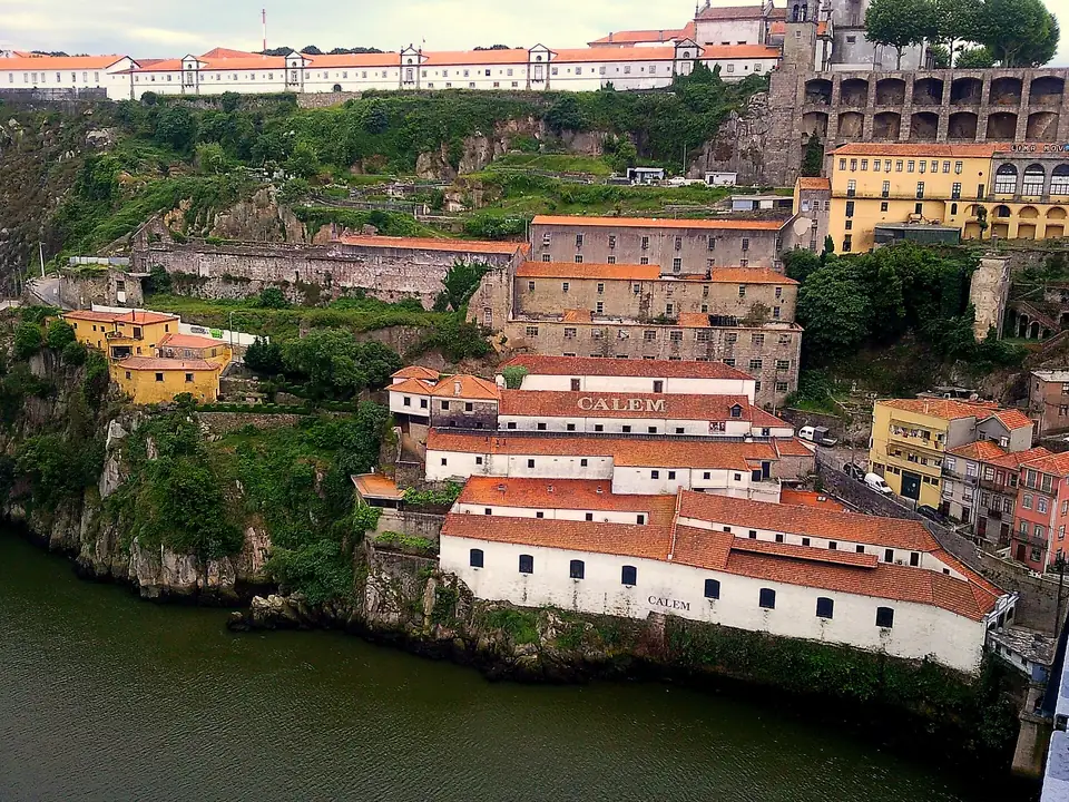 Die Keller von Cálem am Kai von Vila Nova de Gaia
