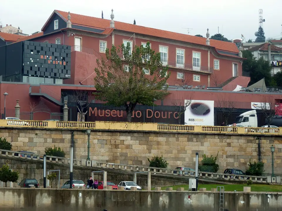 Museu do Douros byggnad vid kajen i Peso da Régua