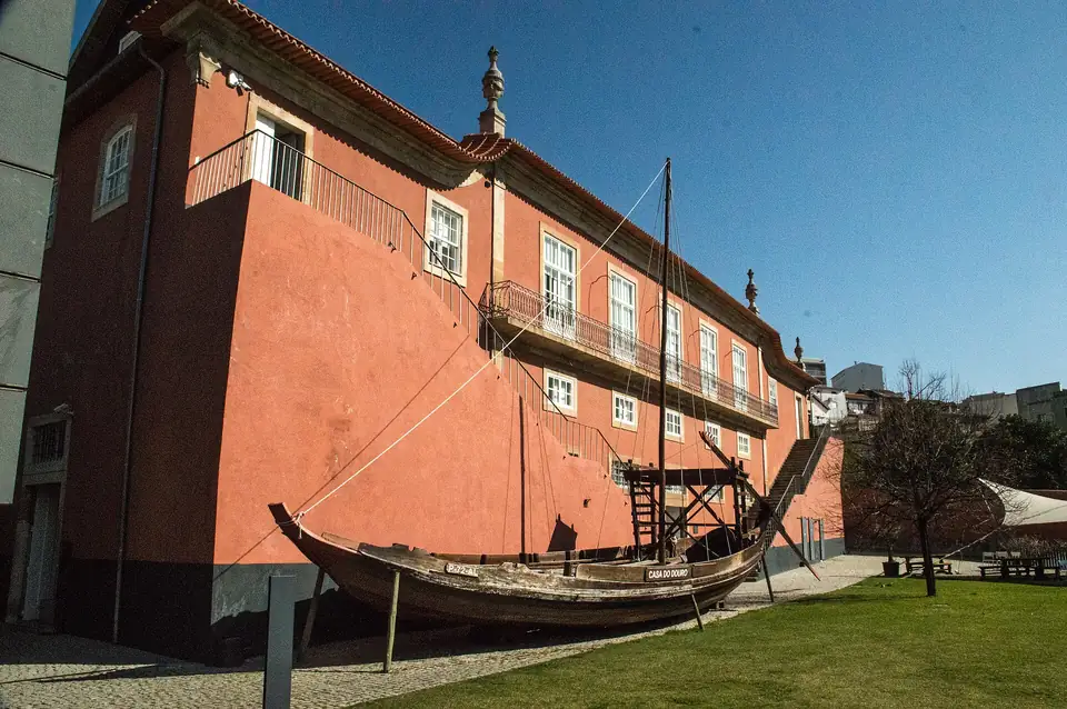 En rabelo på land framför Museu do Douro