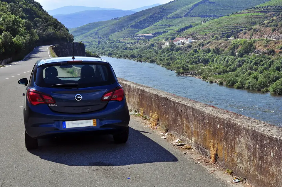 En bil parkerad längs N222 ovanför Douro
