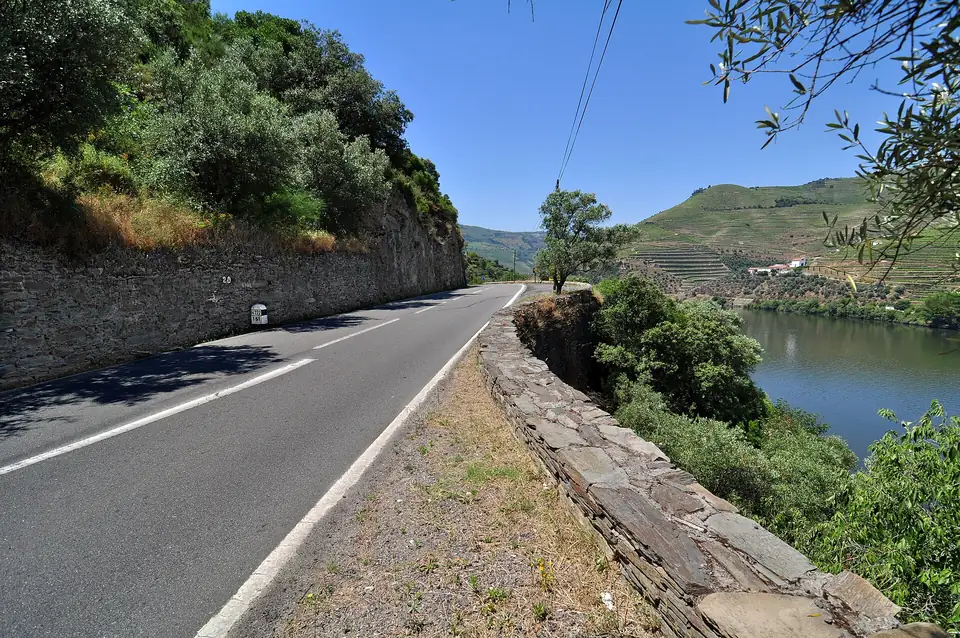 N222 med floden och vinodlingarna