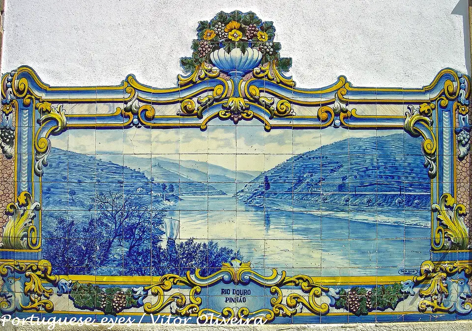 Azulejo-Bild im Bahnhof von Pinhão mit Fluss und Terrassen