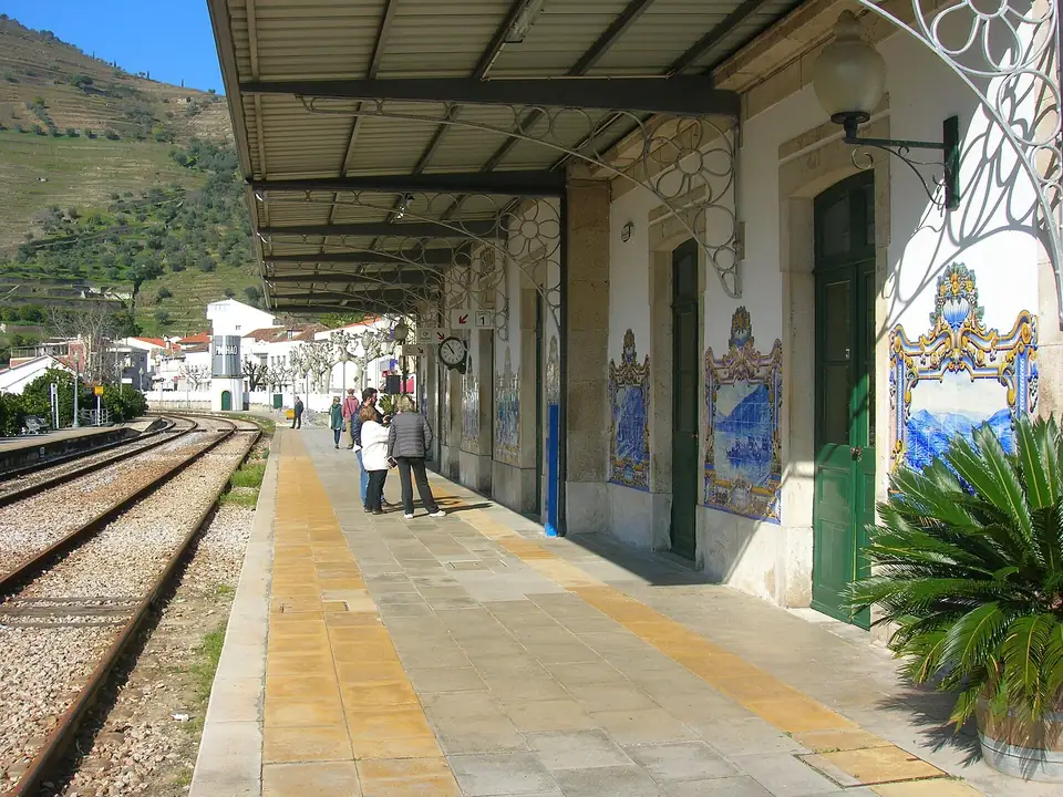 Bahnsteig mit Azulejos im Bahnhof Pinhão