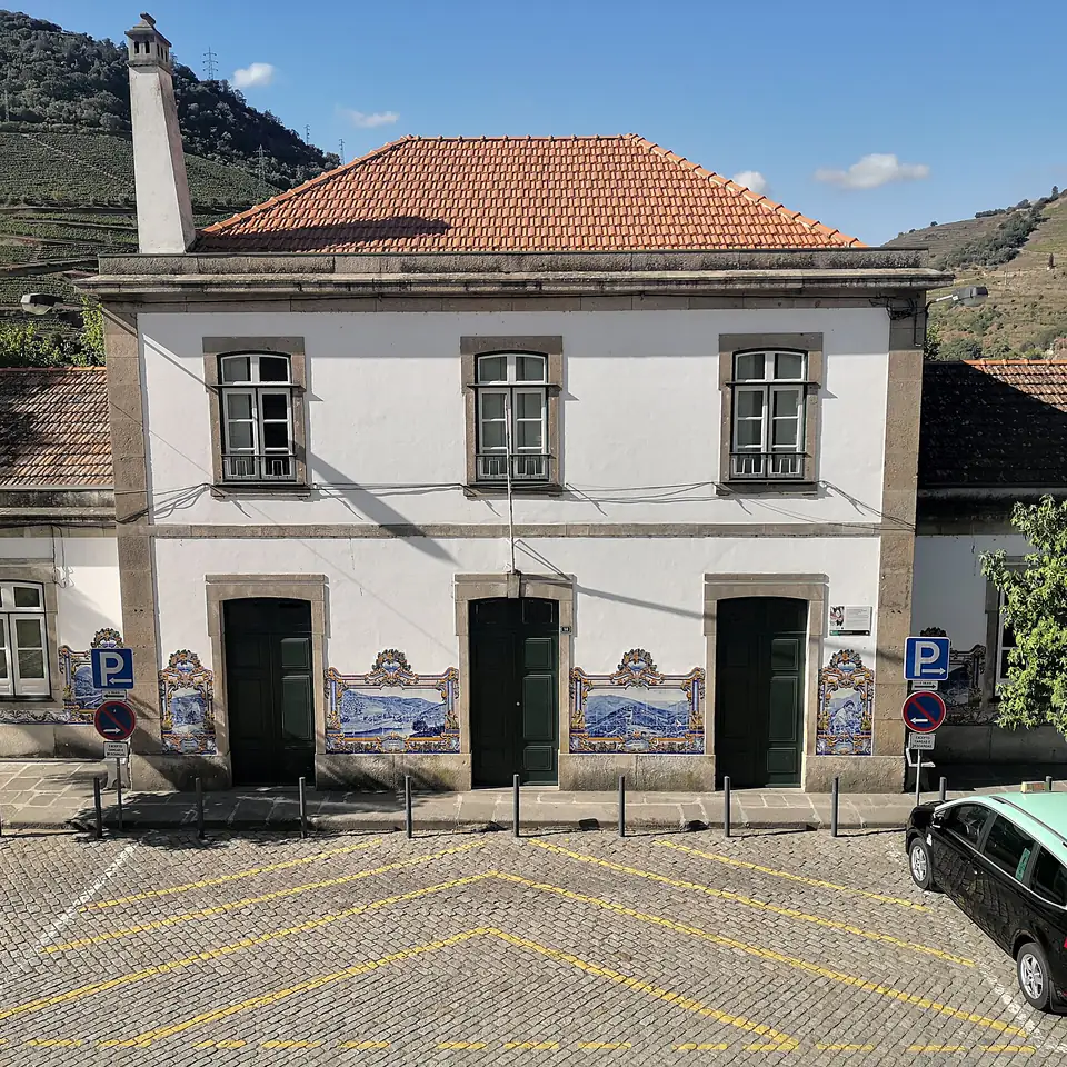 Das Bahnhofsgebäude von Pinhão mit Azulejos neben den Türen