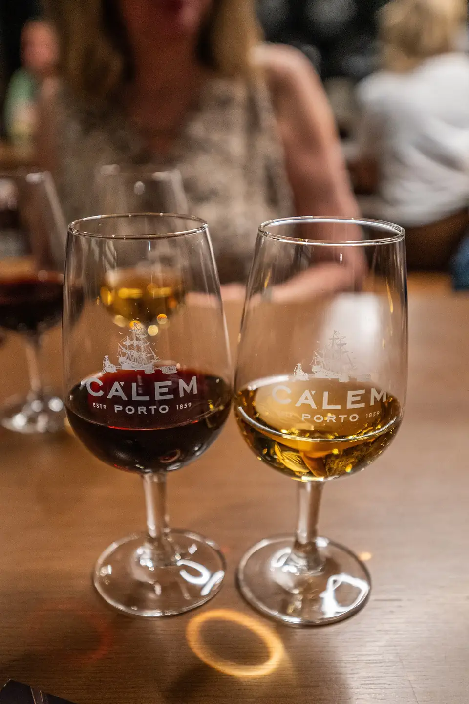 Zwei Gläser Portwein bei einer Probe