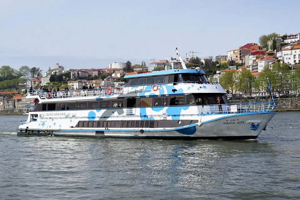 En turbåt på Douro i Porto