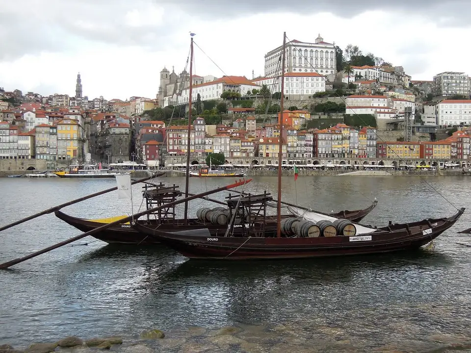 Rabelos auf dem Douro in Porto mit der Eisenbrücke im Hintergrund