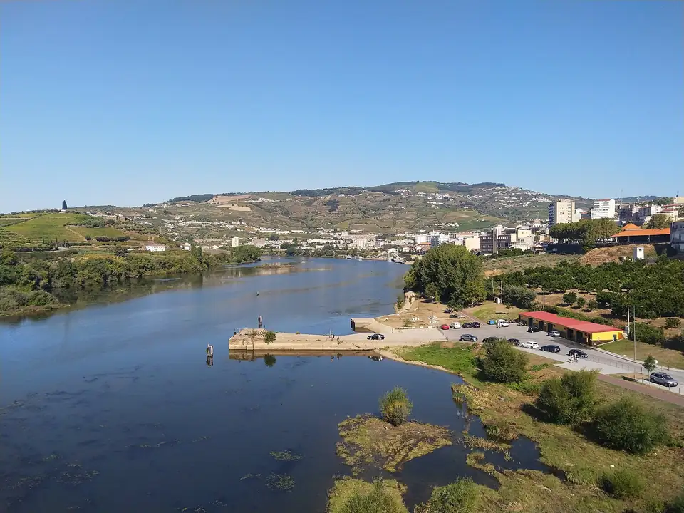 Peso da Régua vid Douro sett från gångbron