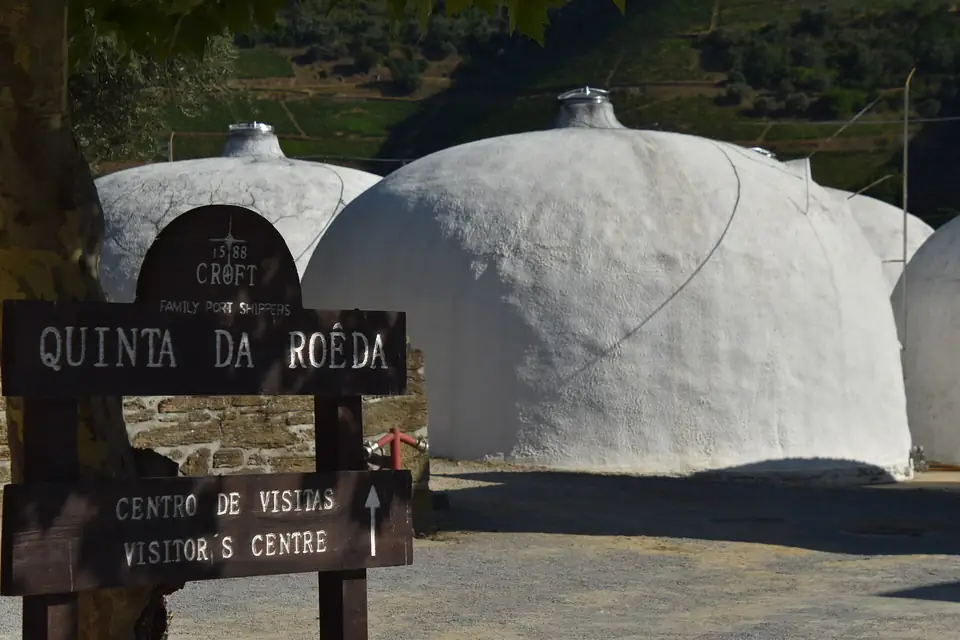Das Besucherzentrum der Quinta da Roêda mit weißen Kuppeldächern