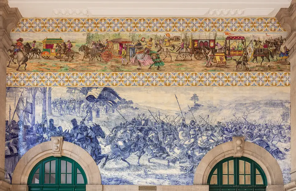 Die Bahnhofshalle von São Bento in Porto mit großen Azulejo-Bildern
