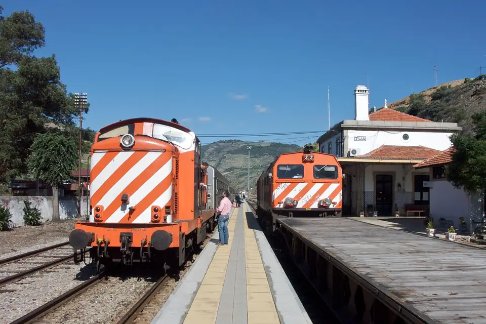Der InterRegional nach Pocinho am Bahnhof Tua