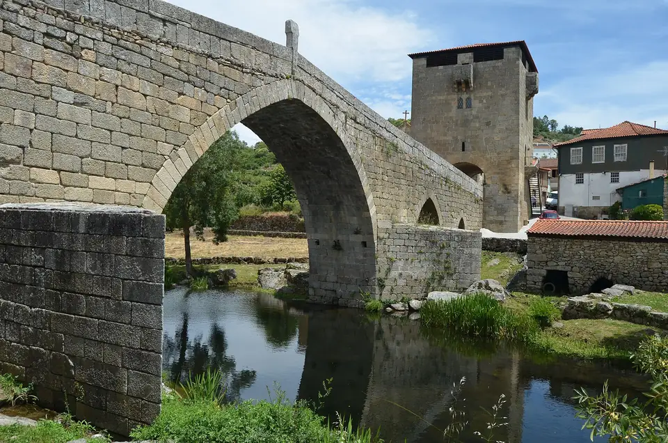 Die mittelalterliche Turmbrücke von Ucanha über den Varosa