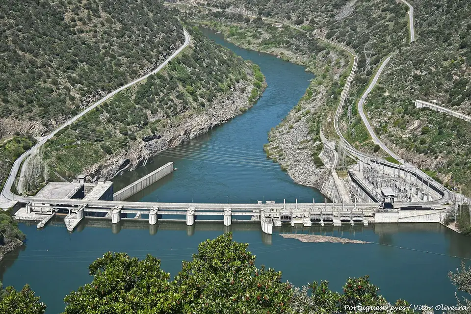 Der Staudamm von Valeira in einer tiefen Schlucht des Douro