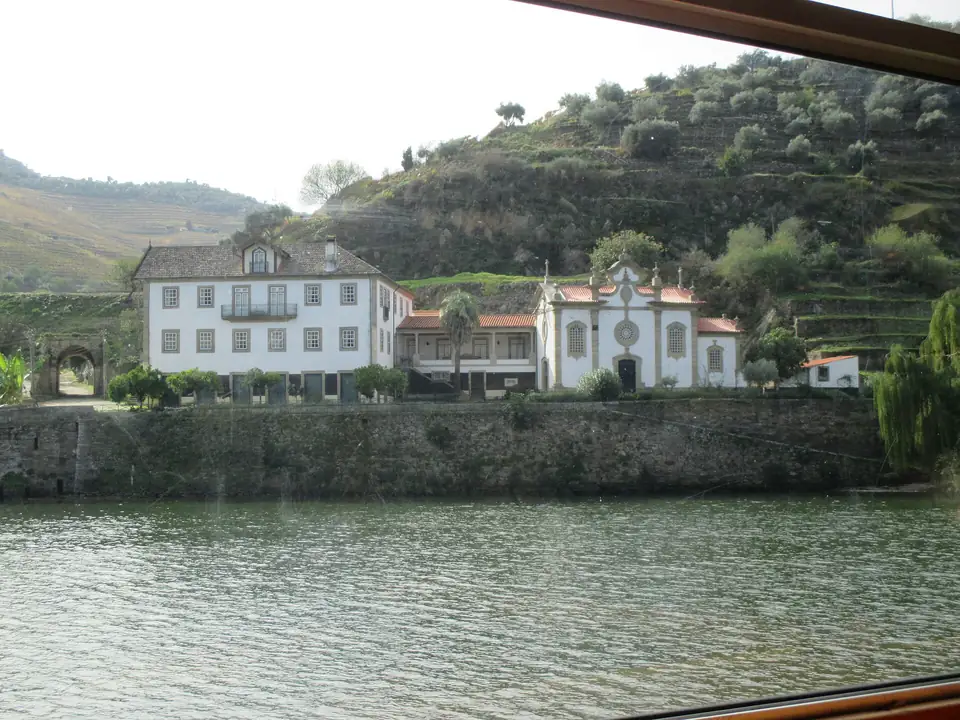 Das weiße Herrenhaus der Quinta do Vesúvio am Ufer des Douro